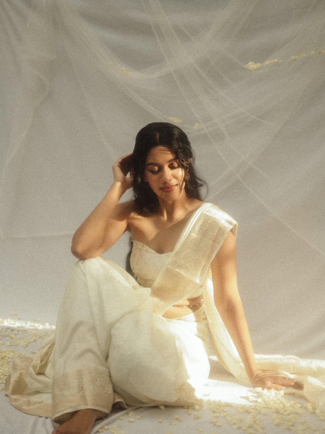 Mirnalini Ravi Ethereal in Ivory Saree with Dewy Makeup (4)