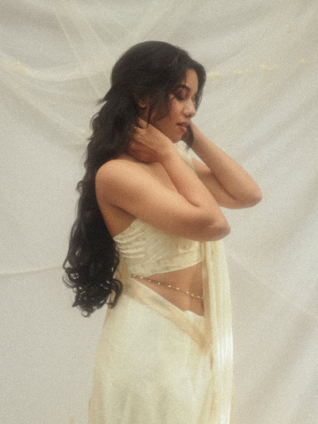 Mirnalini Ravi Ethereal in Ivory Saree with Dewy Makeup (5)