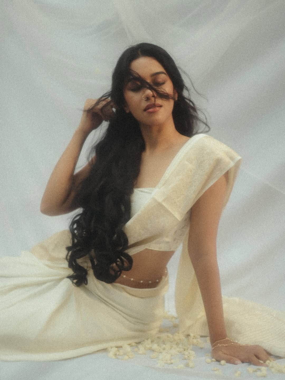 Mirnalini Ravi Ethereal in Ivory Saree with Dewy Makeup (8)