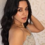 Mirnalini Ravi Glamorous in Strapless Grey Embellished Saree (5)