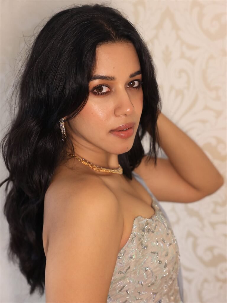 Mirnalini Ravi Glamorous in Strapless Grey Embellished Saree (5)