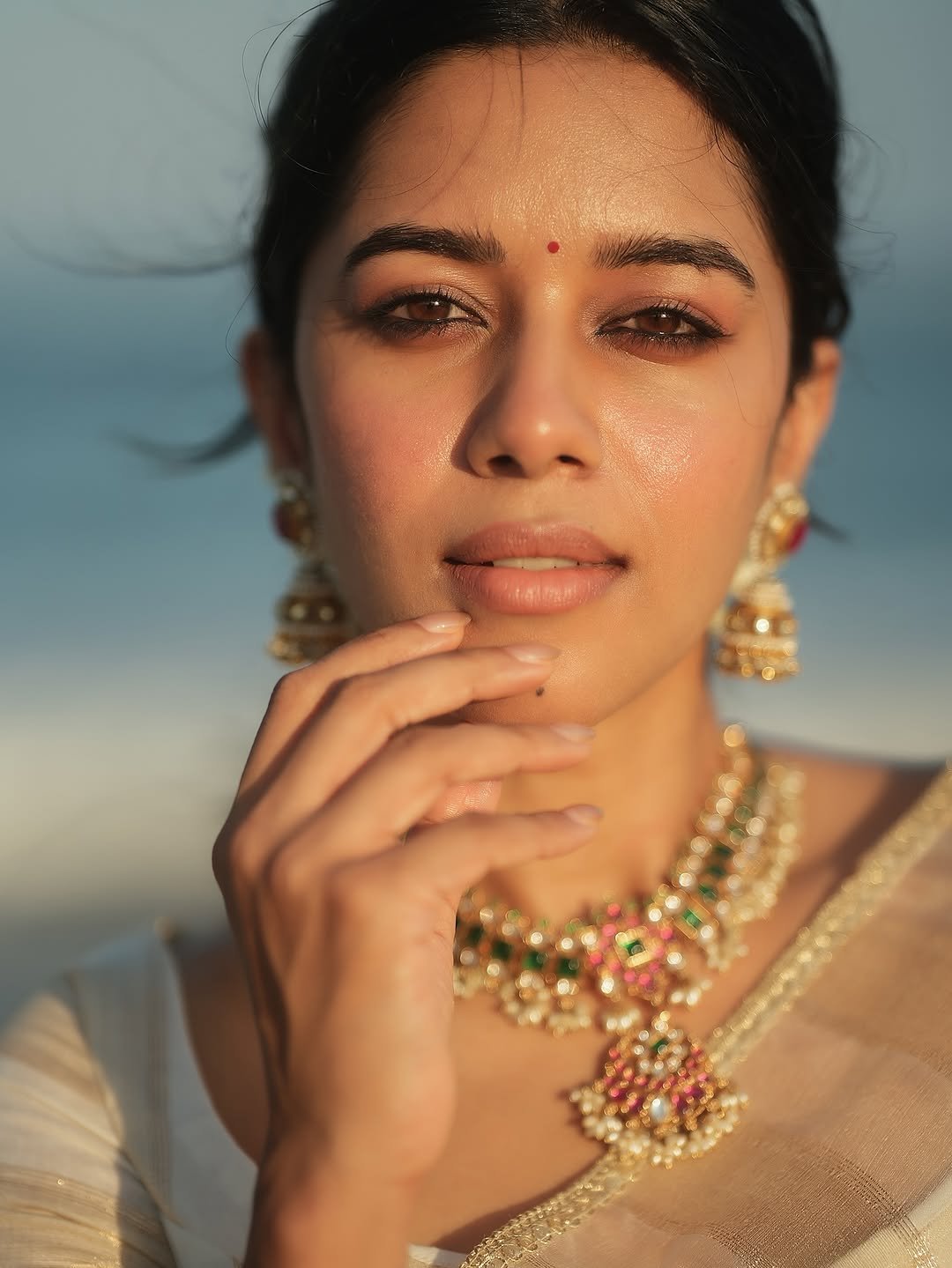 Mirnalini Ravi Radiant in Temple Jewelry and Off-White Saree (1)
