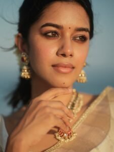 Mirnalini Ravi Radiant in Temple Jewelry and Off-White Saree (10)