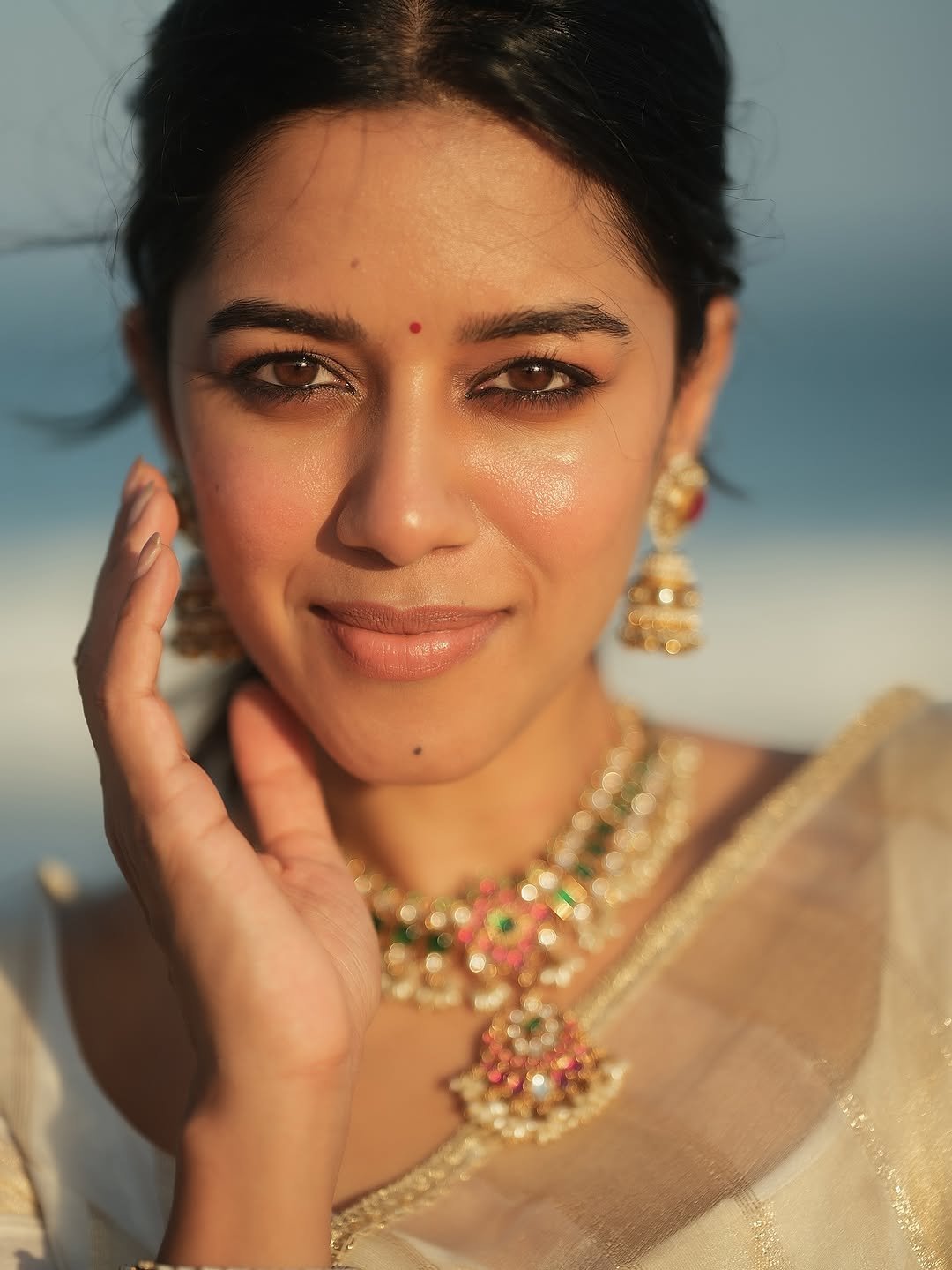 Mirnalini Ravi Radiant in Temple Jewelry and Off-White Saree (11)