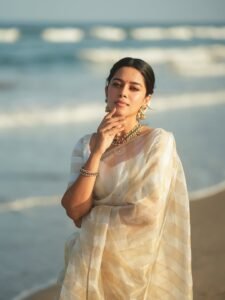 Mirnalini Ravi Radiant in Temple Jewelry and Off-White Saree (12)