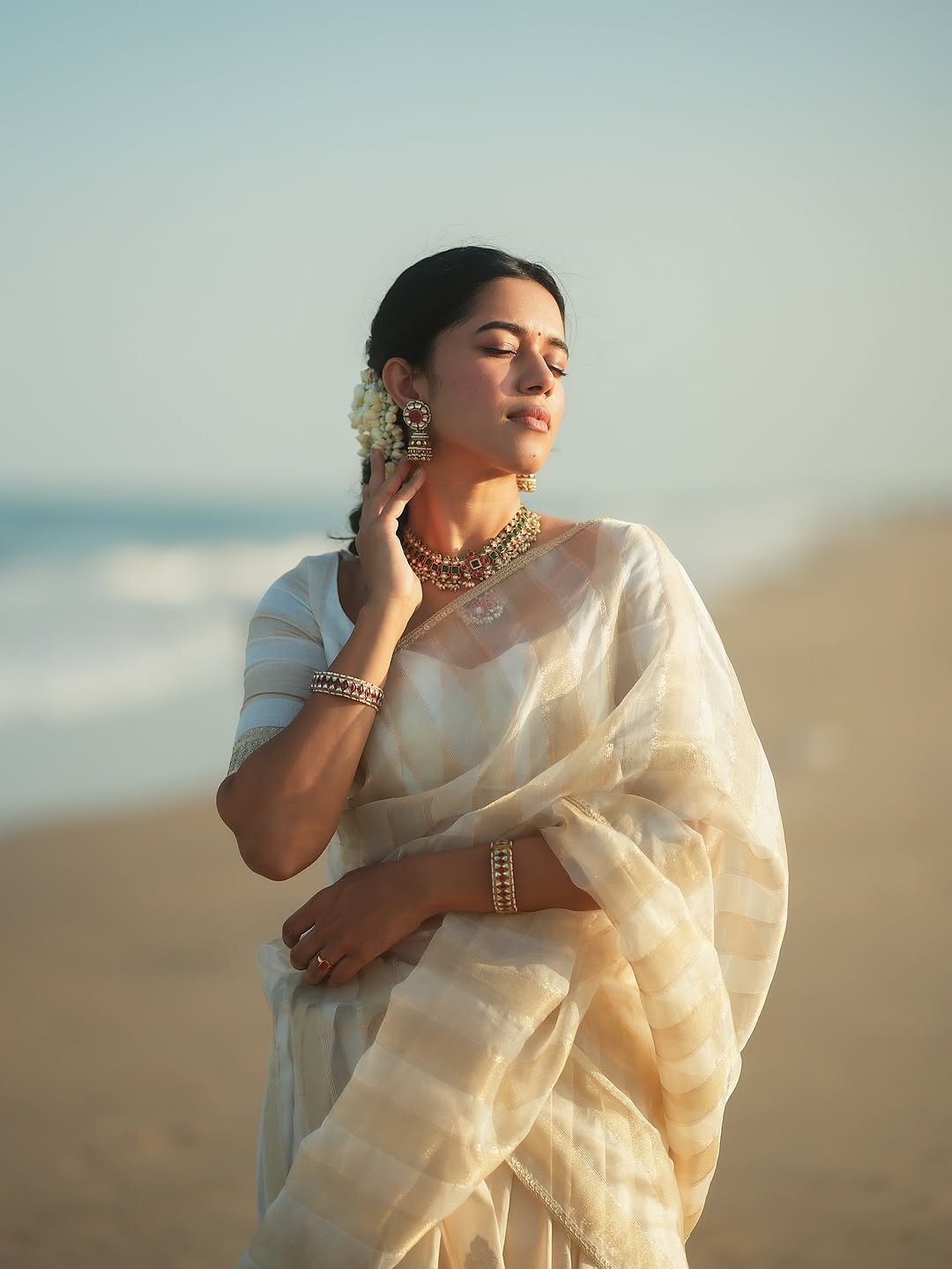 Mirnalini Ravi Radiant in Temple Jewelry and Off-White Saree (13)