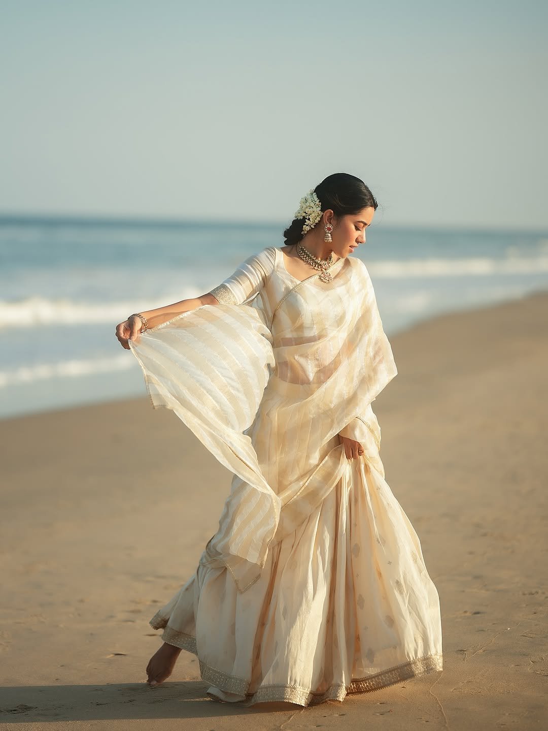 Mirnalini Ravi Radiant in Temple Jewelry and Off-White Saree (14)