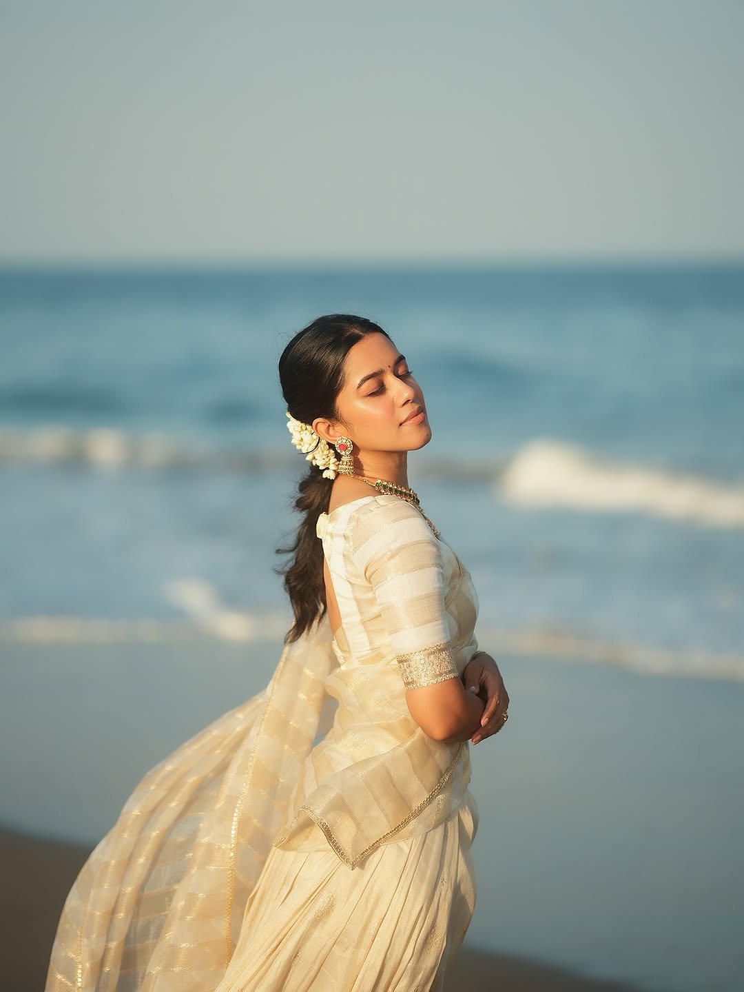 Mirnalini Ravi Radiant in Temple Jewelry and Off-White Saree (15)