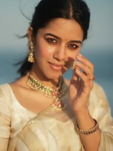 Mirnalini Ravi Radiant in Temple Jewelry and Off-White Saree (4)