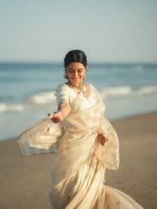 Mirnalini Ravi Radiant in Temple Jewelry and Off-White Saree (6)