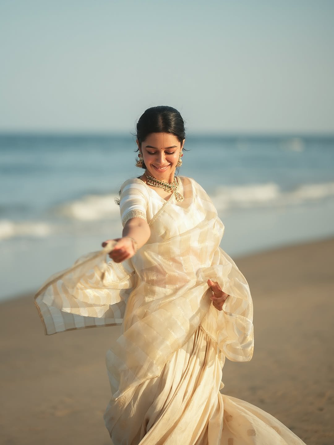 Mirnalini Ravi Radiant in Temple Jewelry and Off-White Saree (6)