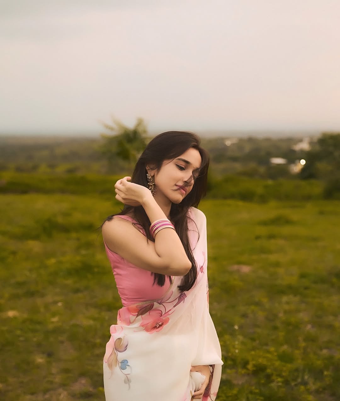 Nuveksha Looks Adorable in Pink Floral Saree Photos (9)