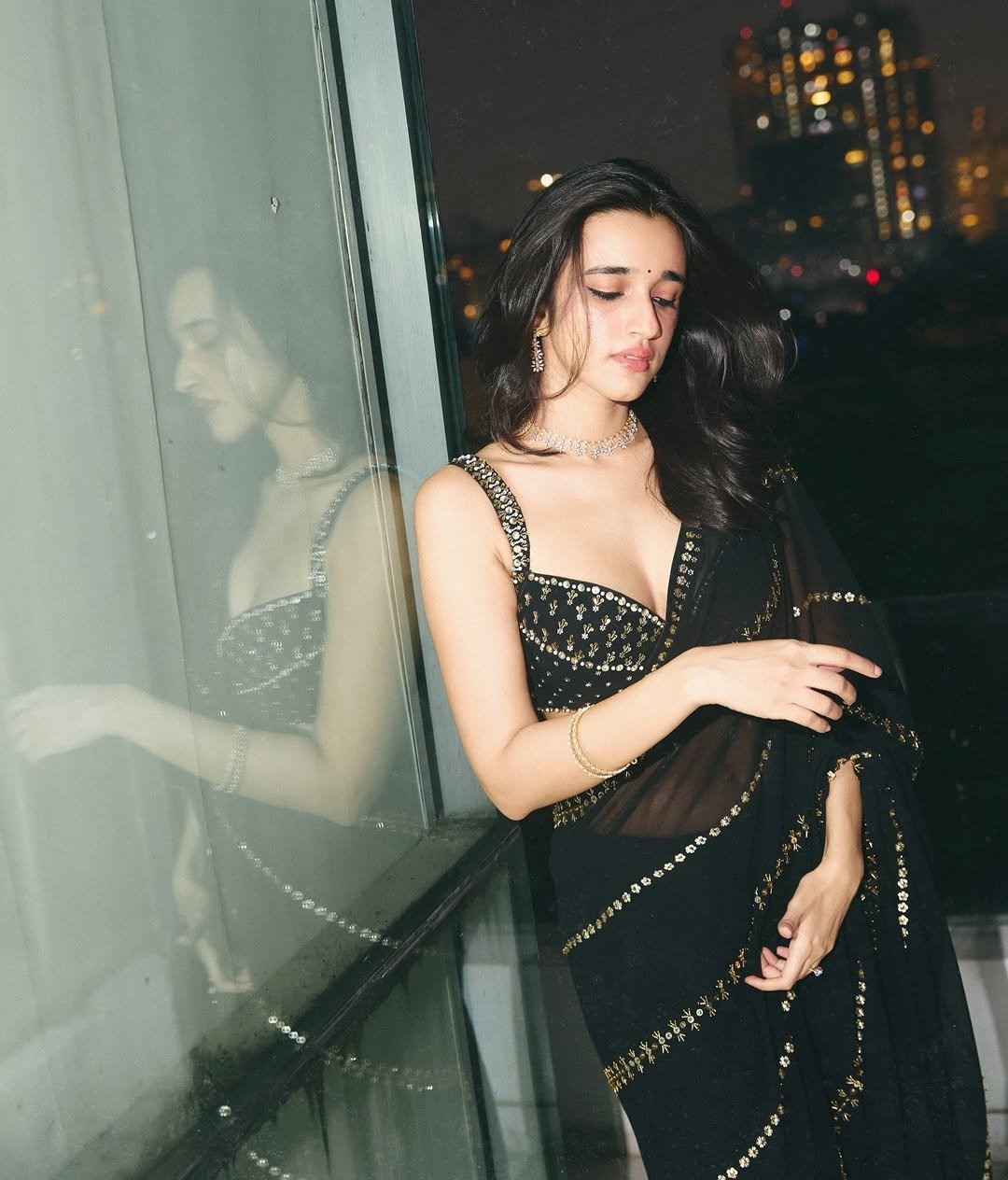 Nuveksha Slays in Black Sequin Saree Photos (19)