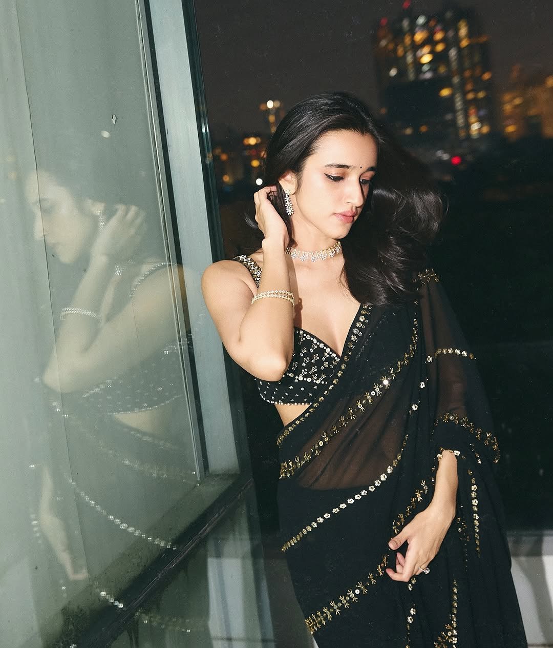 Nuveksha Slays in Black Sequin Saree Photos (22)