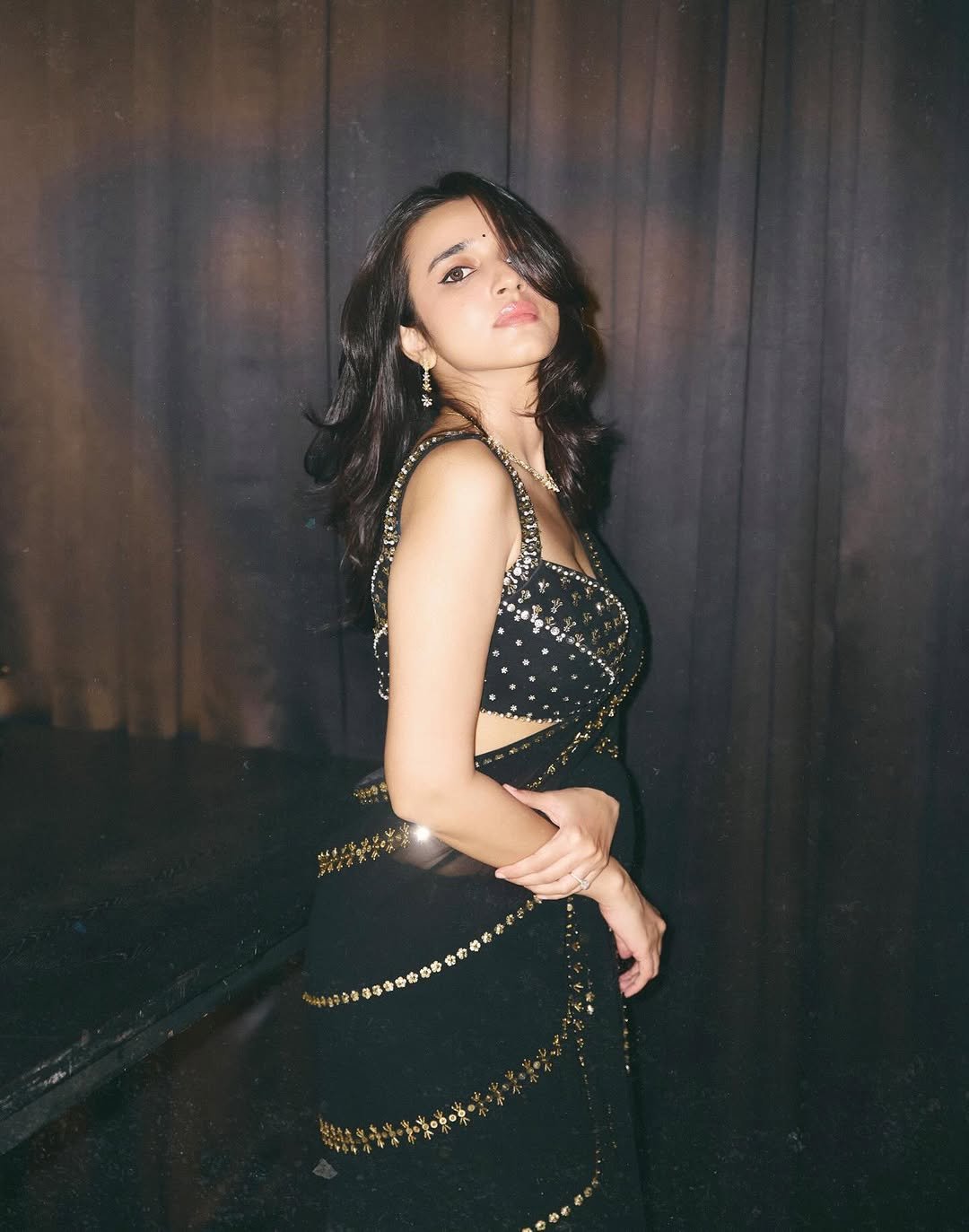 Nuveksha Slays in Black Sequin Saree Photos (24)