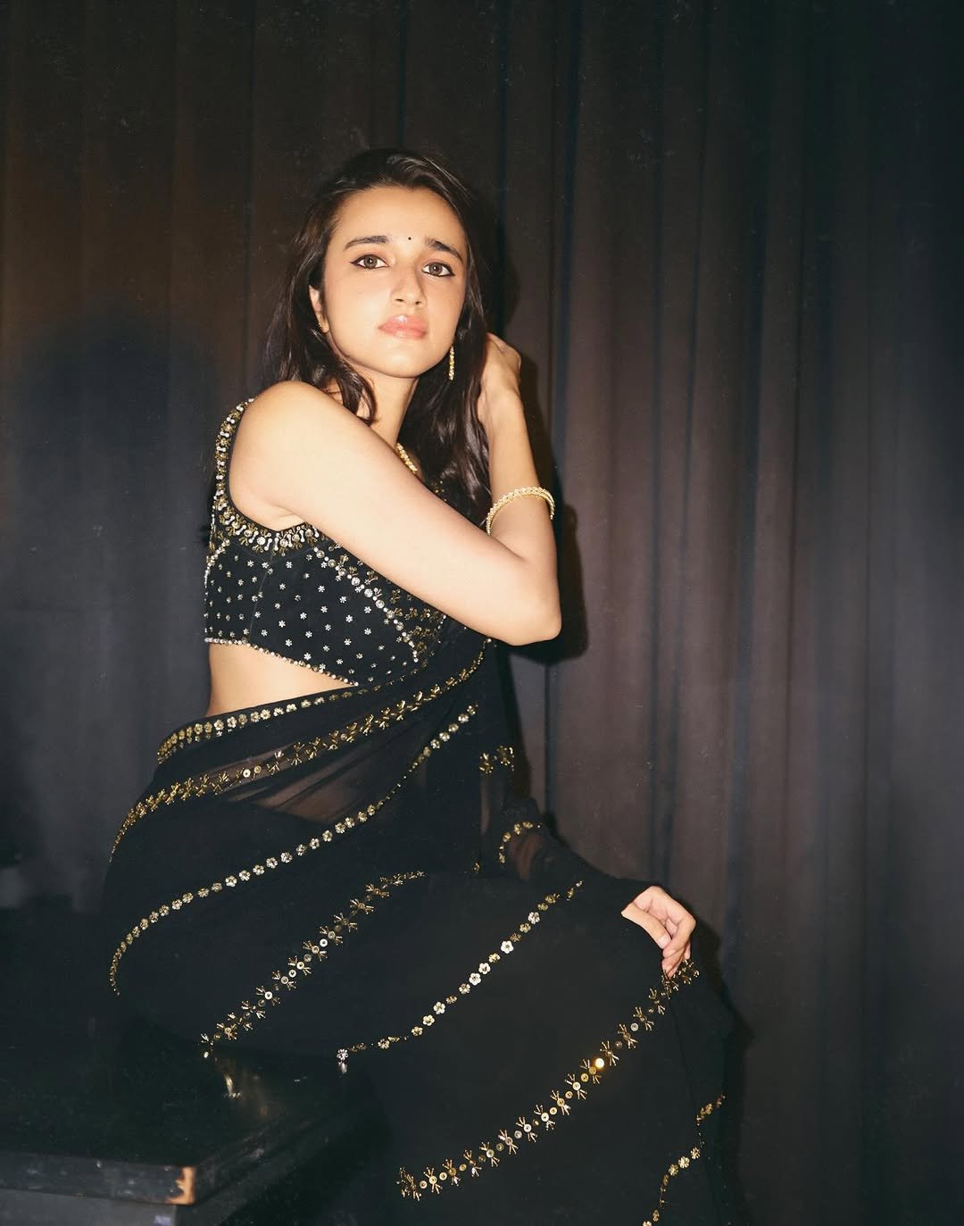 Nuveksha Slays in Black Sequin Saree Photos (30)