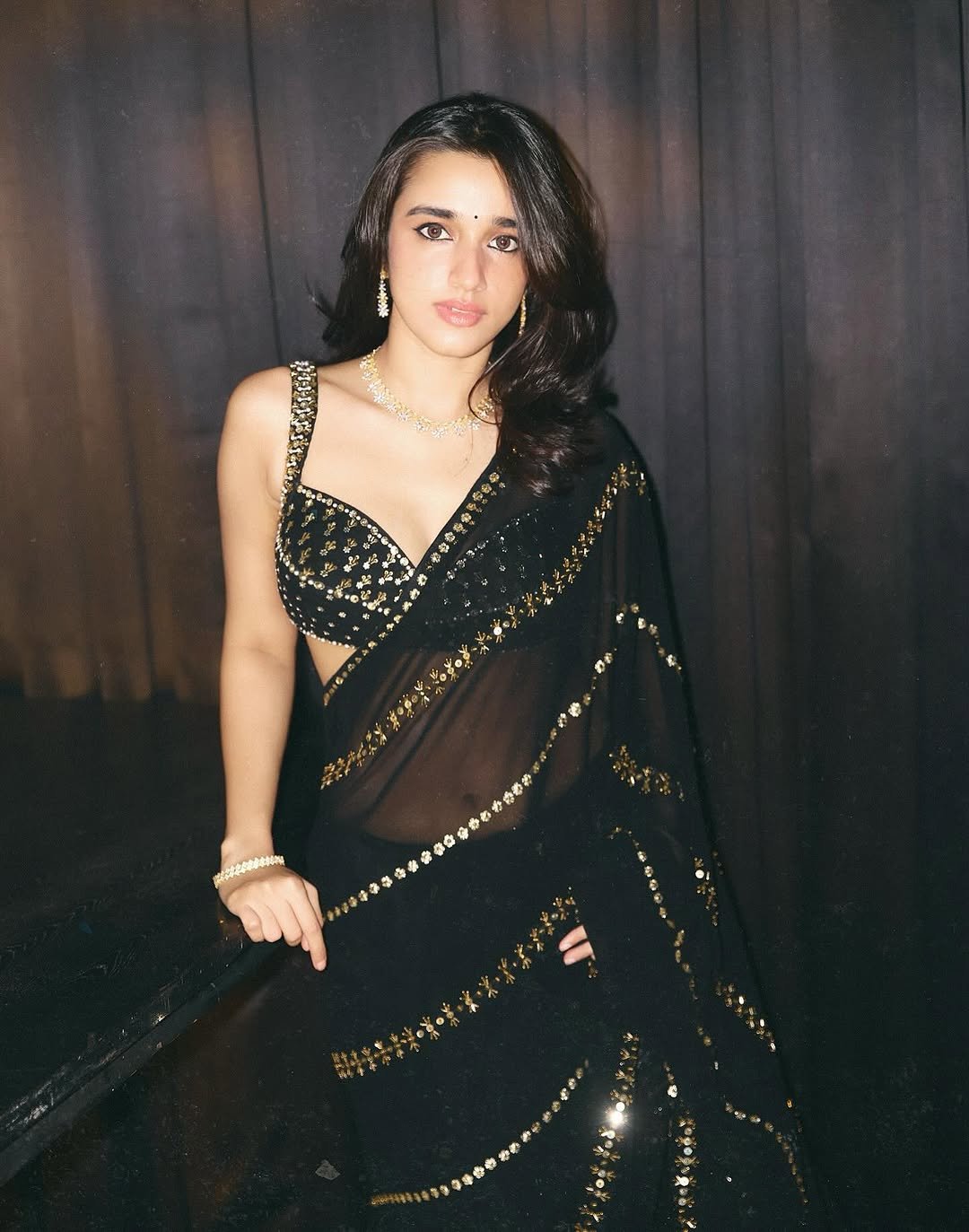 Nuveksha Slays in Black Sequin Saree Photos (31)