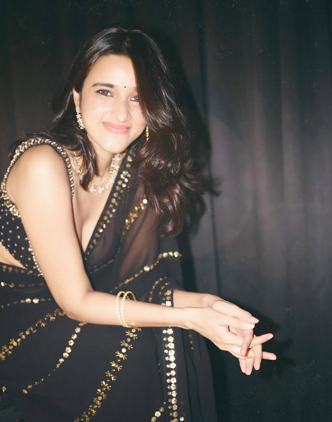 Nuveksha Slays in Black Sequin Saree Photos (32)