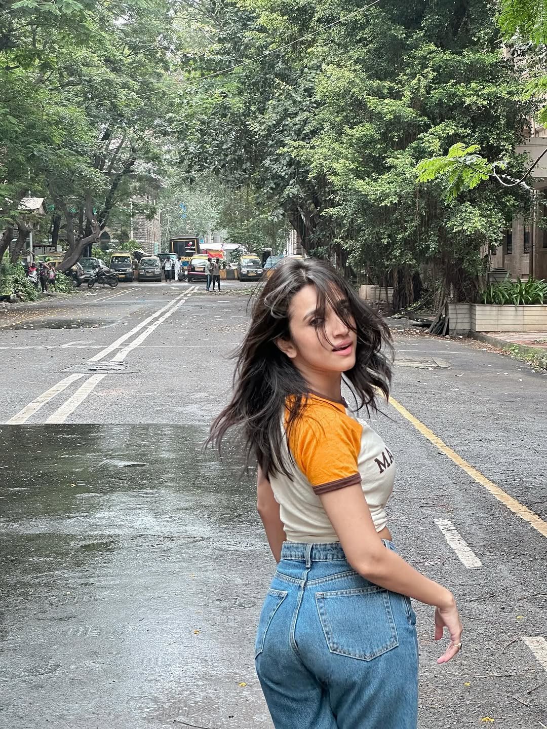 Nuveksha Stylish in NY Manhattan Crop Top and Blue Jeans Photos (10)