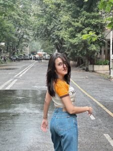 Nuveksha Stylish in NY Manhattan Crop Top and Blue Jeans Photos (2)