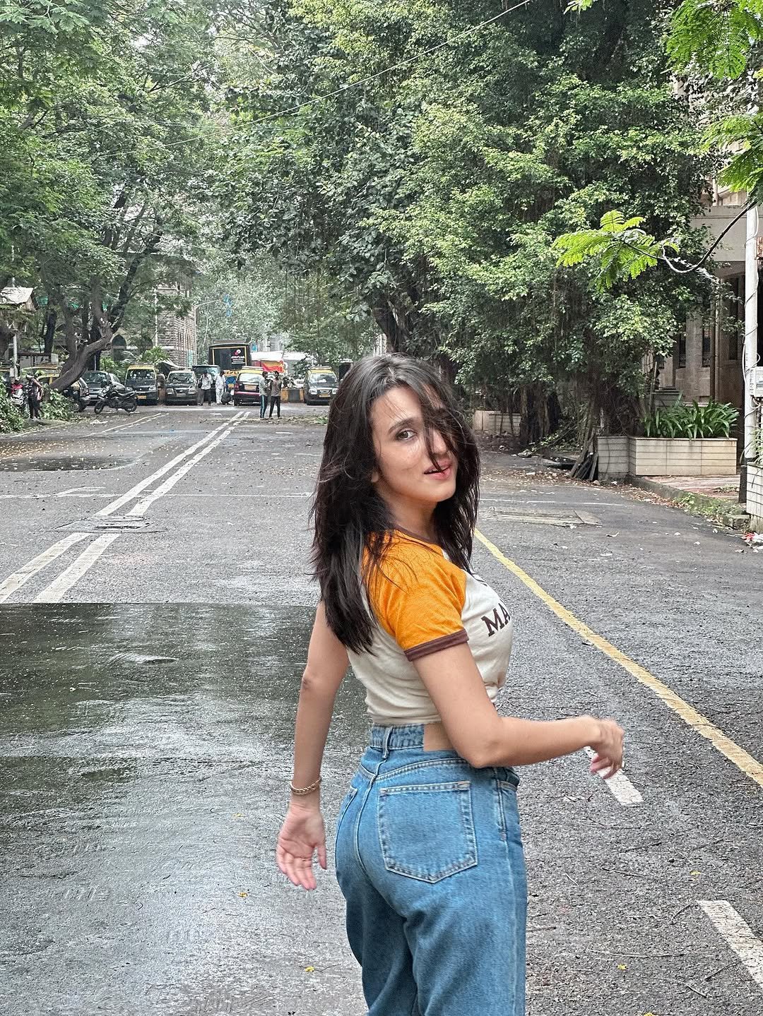 Nuveksha Stylish in NY Manhattan Crop Top and Blue Jeans Photos (2)