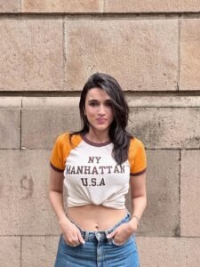 Nuveksha Stylish in NY Manhattan Crop Top and Blue Jeans Photos (4)