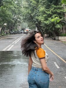 Nuveksha Stylish in NY Manhattan Crop Top and Blue Jeans Photos (5)