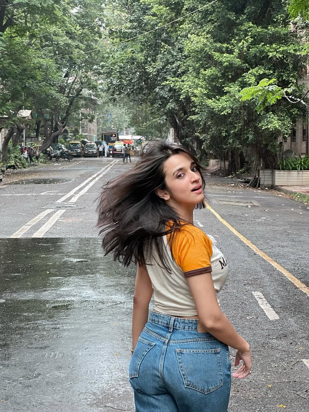 Nuveksha Stylish in NY Manhattan Crop Top and Blue Jeans Photos (5)