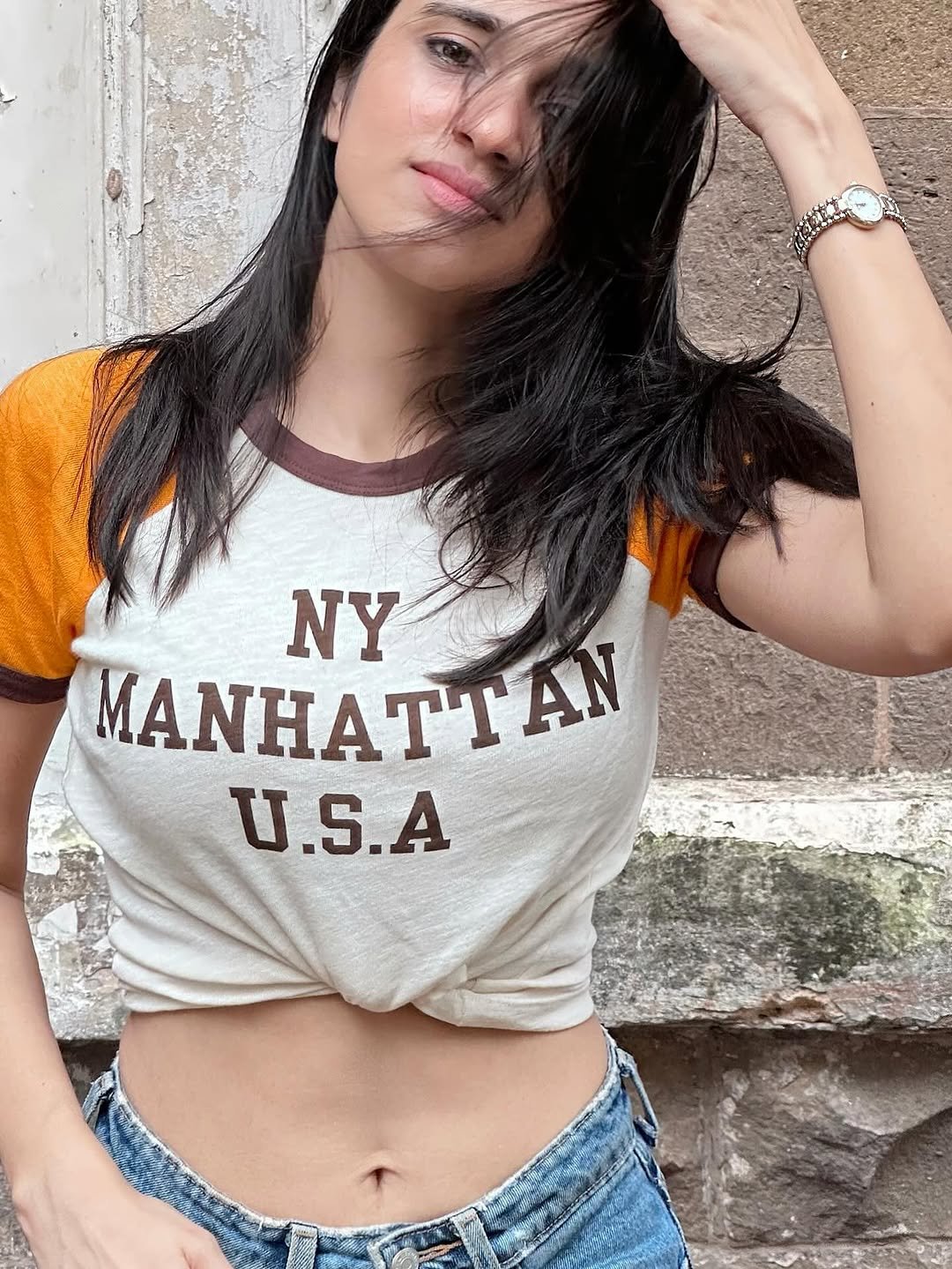 Nuveksha Stylish in NY Manhattan Crop Top and Blue Jeans Photos (7)