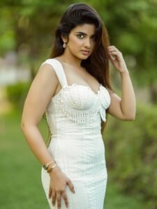 Pragya Nagra Stunning in White Shell-Inspired Dress (11)