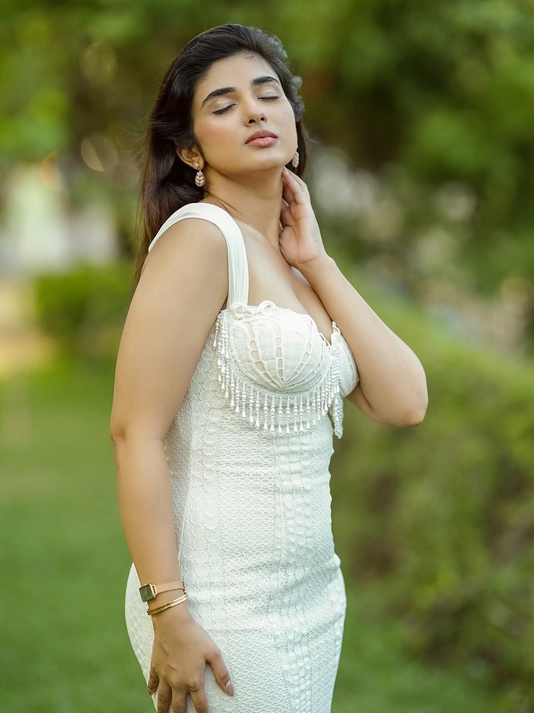 Pragya Nagra Stunning in White Shell-Inspired Dress (13)