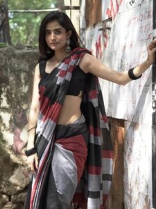 Praveena Aanjna Graceful in Black Maroon Saree (10)