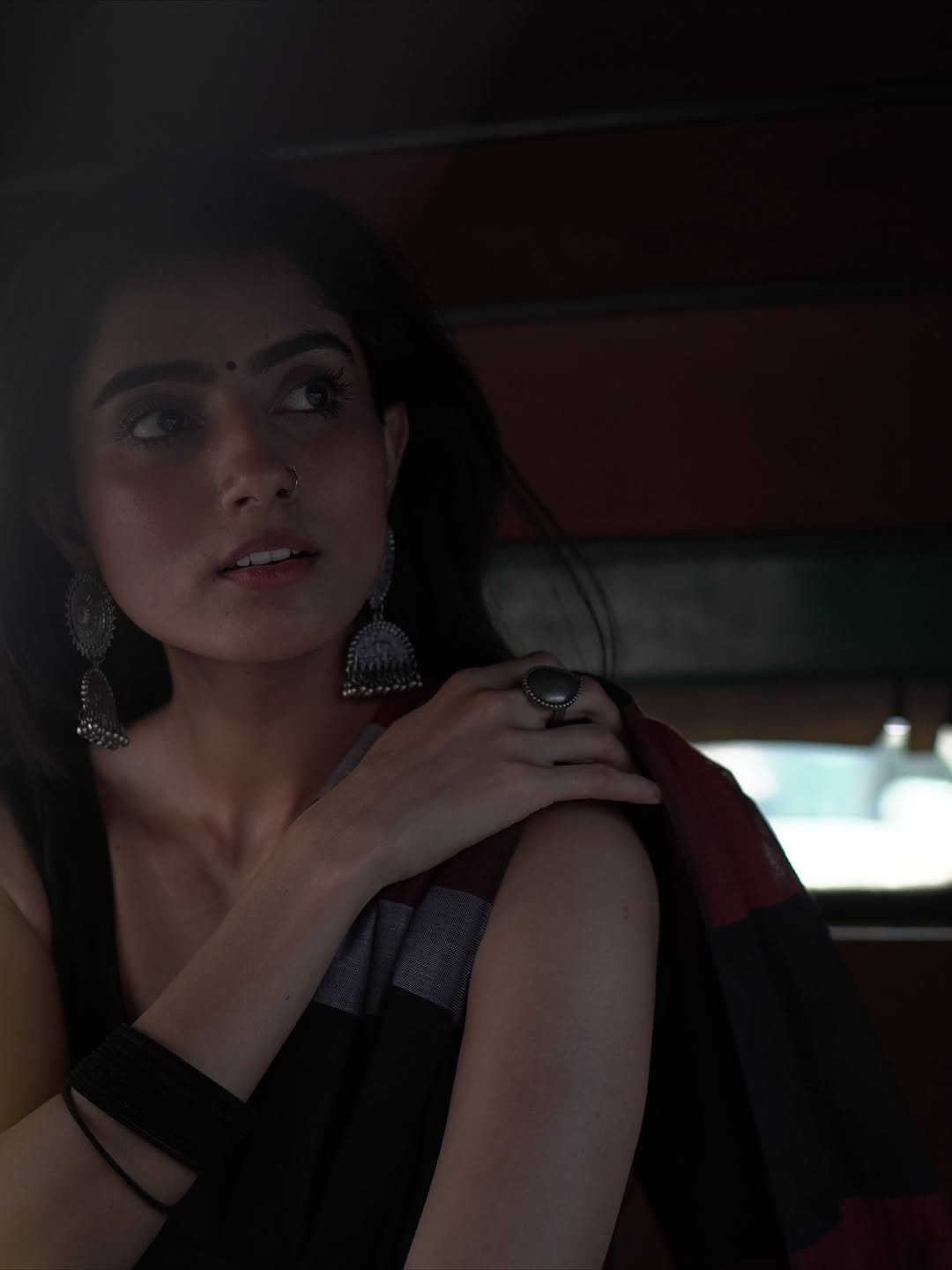 Praveena Aanjna Graceful in Black Maroon Saree (12)