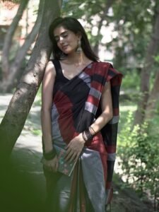 Praveena Aanjna Graceful in Black Maroon Saree (13)