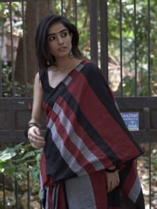 Praveena Aanjna Graceful in Black Maroon Saree (15)