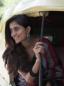 Praveena Aanjna Graceful in Black Maroon Saree (16)