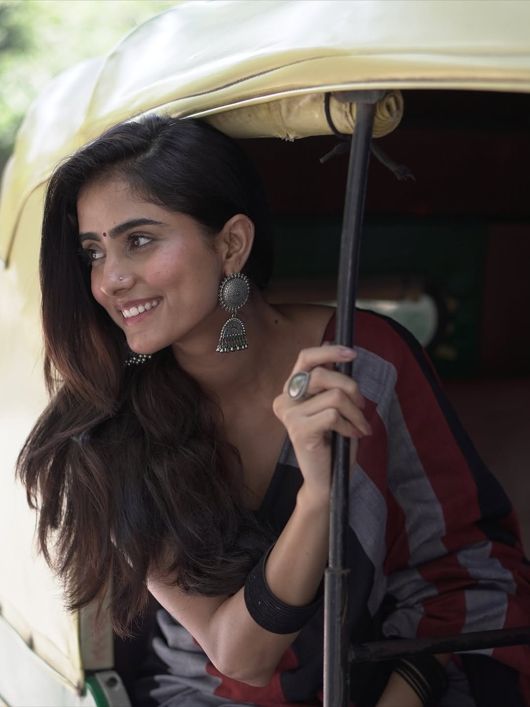 Praveena Aanjna Graceful in Black Maroon Saree (16)