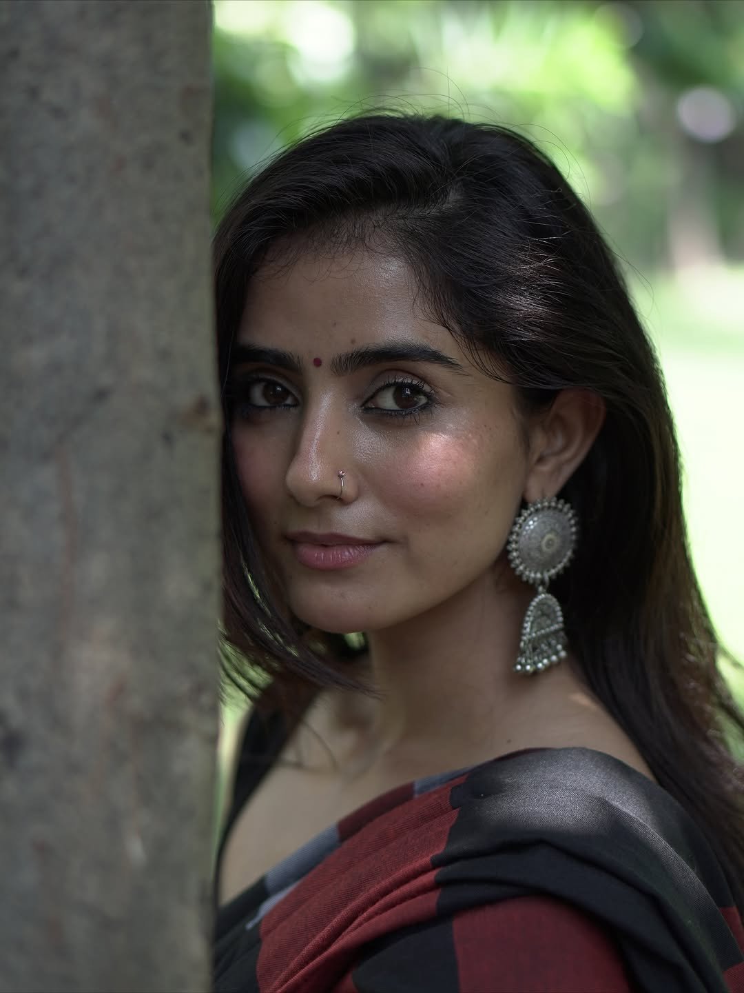 Praveena Aanjna Graceful in Black Maroon Saree (17)