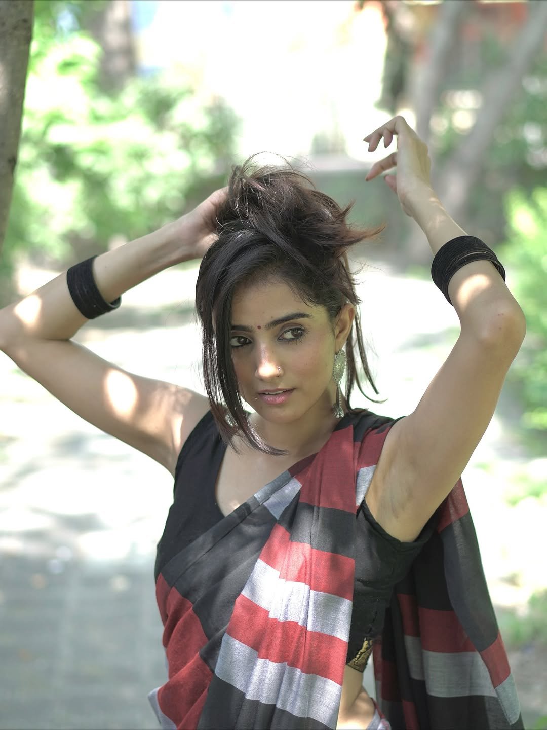 Praveena Aanjna Graceful in Black Maroon Saree (18)