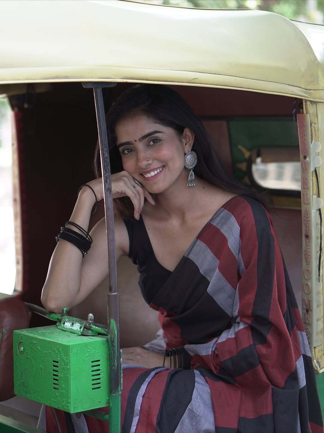 Praveena Aanjna Graceful in Black Maroon Saree (19)