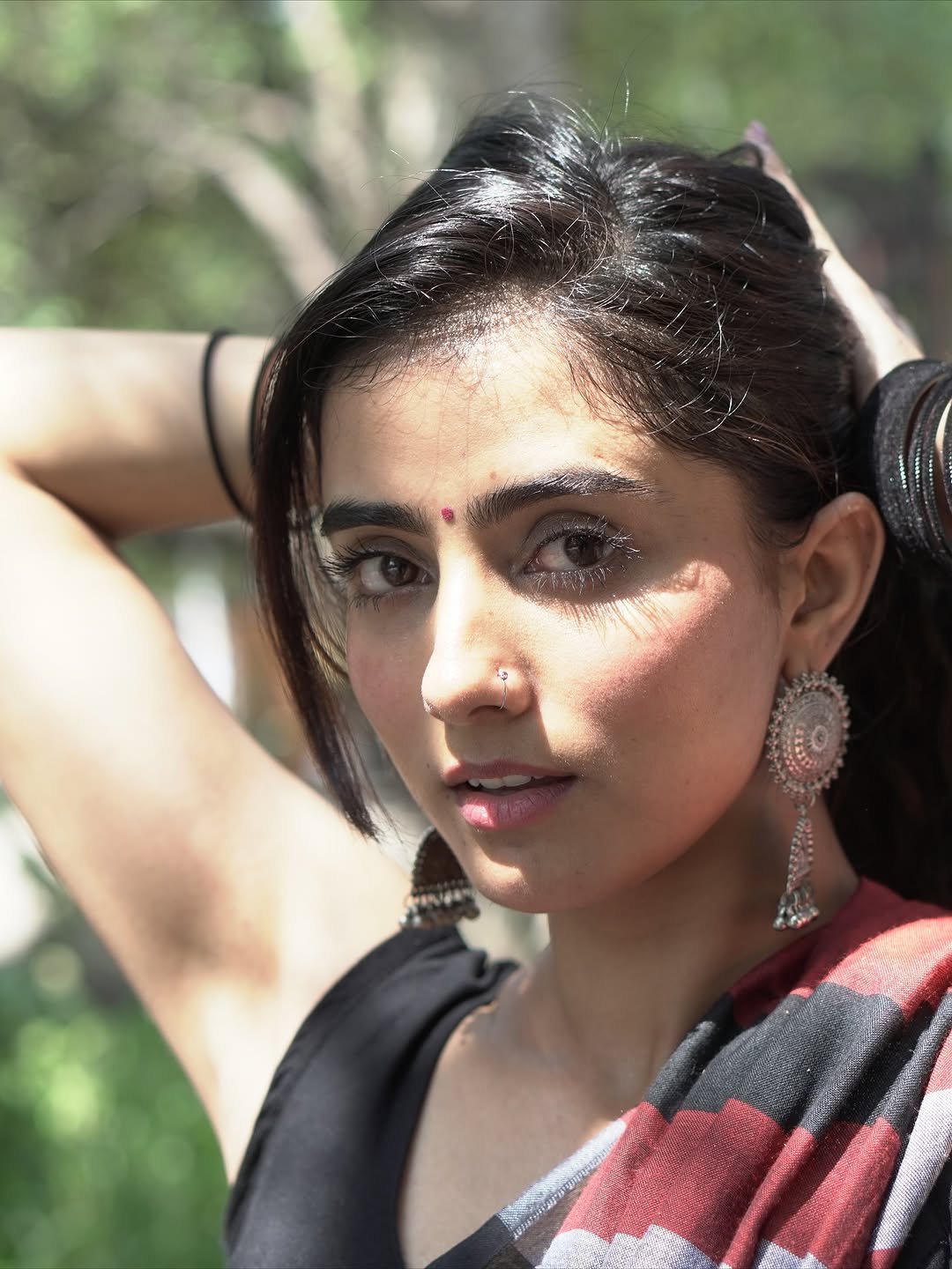 Praveena Aanjna Graceful in Black Maroon Saree (2)