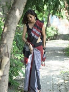 Praveena Aanjna Graceful in Black Maroon Saree (20)
