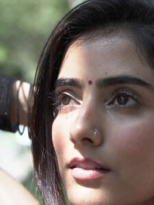 Praveena Aanjna Graceful in Black Maroon Saree (4)