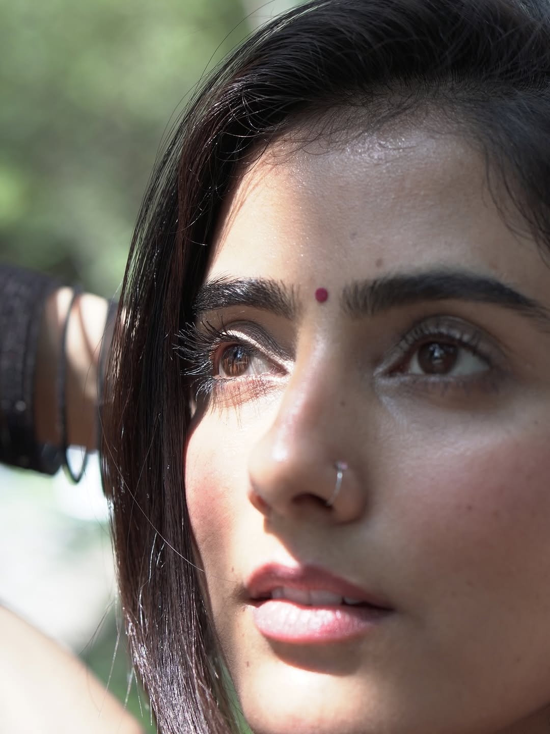 Praveena Aanjna Graceful in Black Maroon Saree (4)