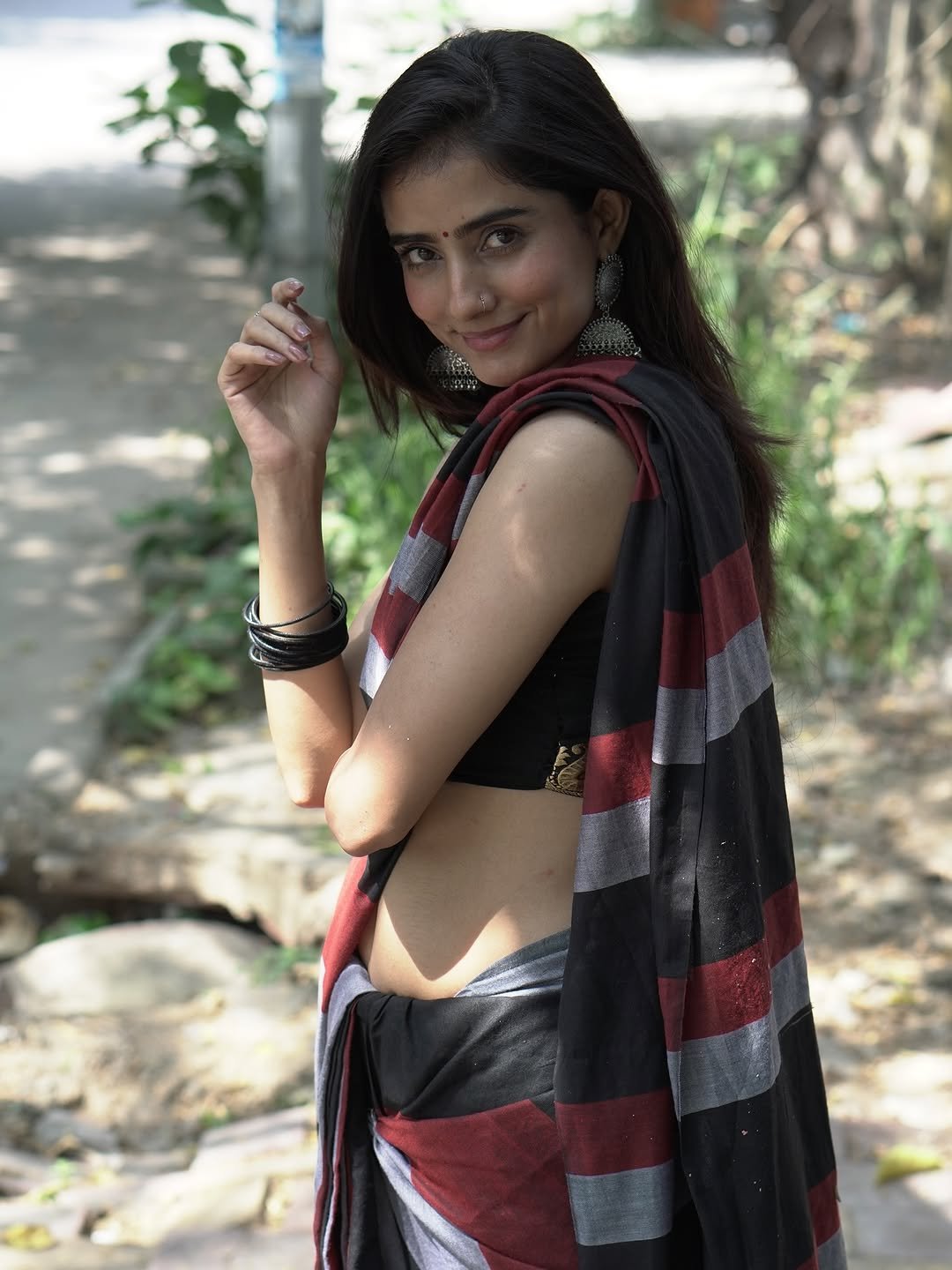 Praveena Aanjna Graceful in Black Maroon Saree (5)