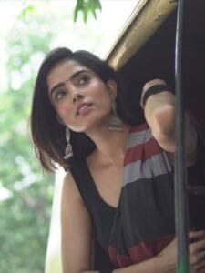 Praveena Aanjna Graceful in Black Maroon Saree (6)