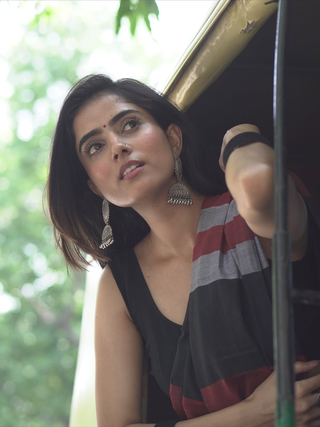 Praveena Aanjna Graceful in Black Maroon Saree (6)