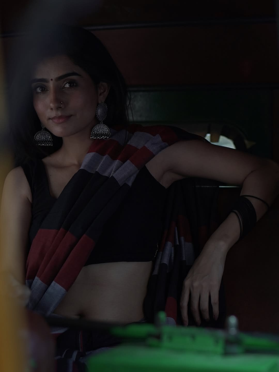 Praveena Aanjna Graceful in Black Maroon Saree (8)