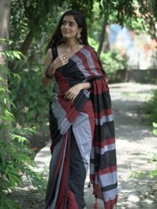 Praveena Aanjna Graceful in Black Maroon Saree (9)