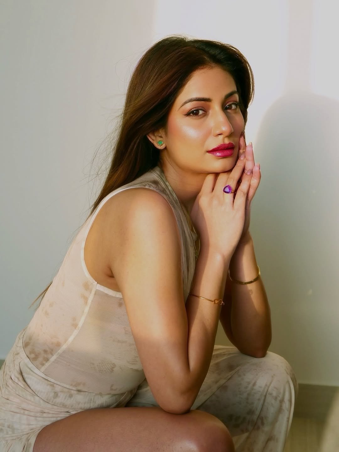 Priya Shukla Beach Photos in Trendy Dress (11)